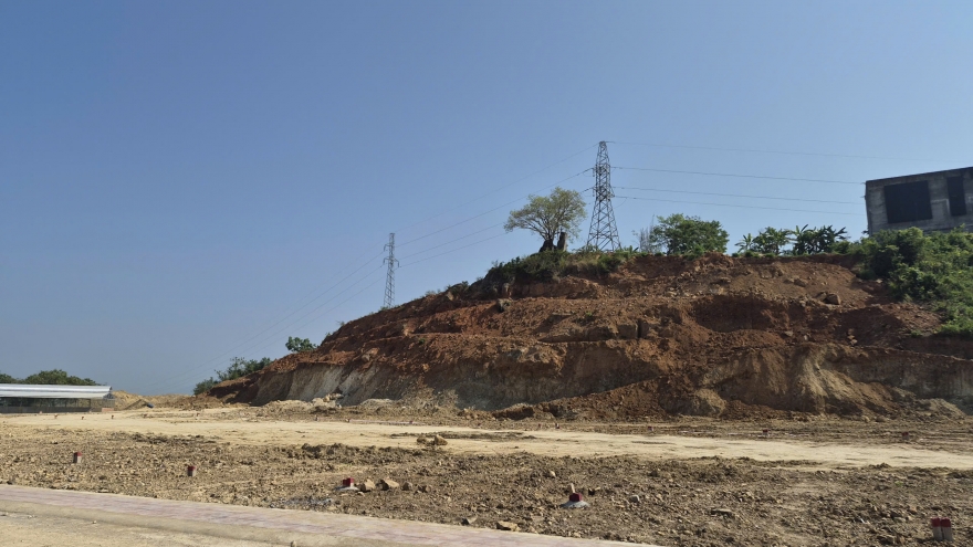 Công an điều tra việc khai thác đất trái phép gần đường điện cao thế ở Khánh Hòa