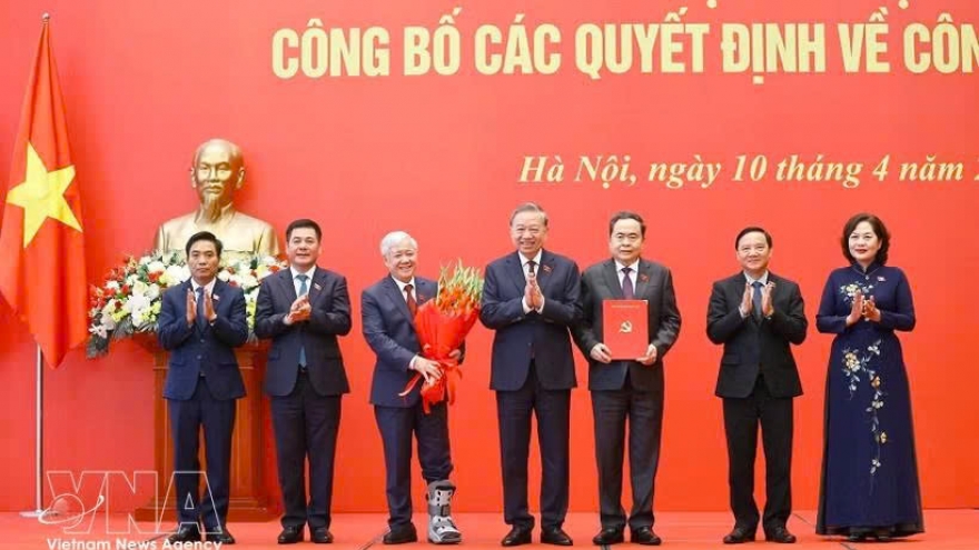 Top leader hands over Politburo decision on NA Party Committee for 2025–2030 term