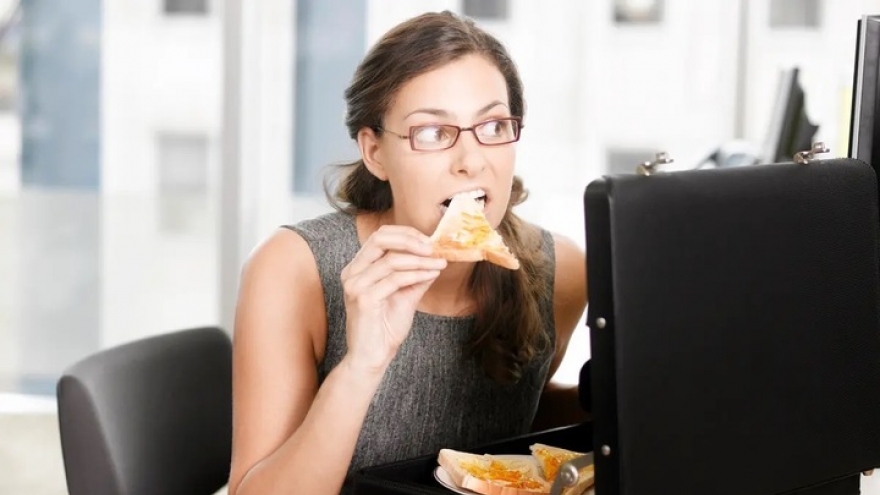 Người Pháp cấm ăn trưa tại bàn làm việc, đây là lý do