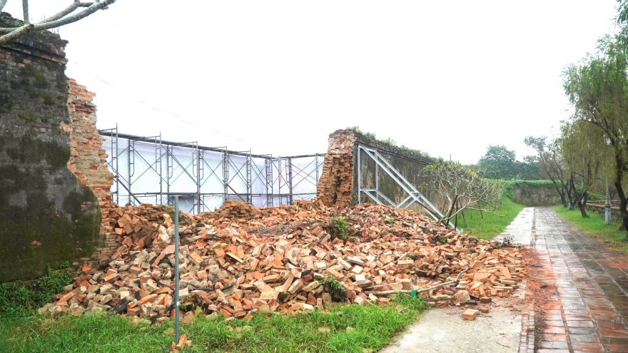 Tu sửa đoạn tường Hoàng thành Huế bị sập