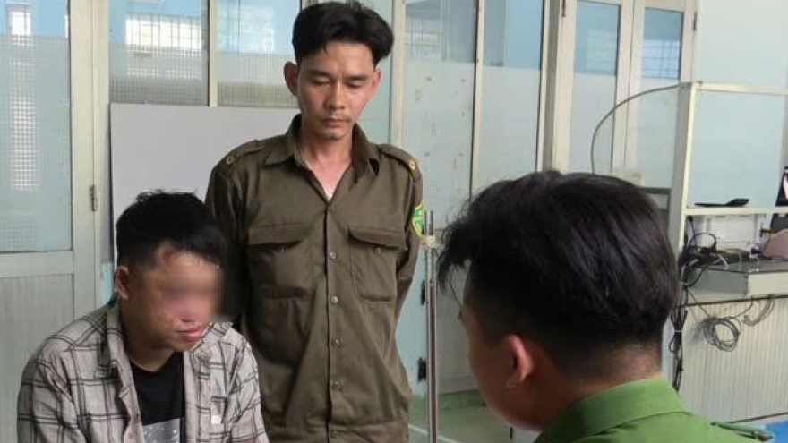 Bắt giữ đối tượng trốn cai nghiện, mang theo vật nghi là súng