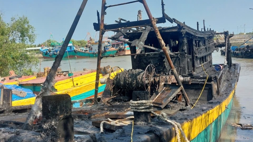 Ghe đánh cá đang neo đậu bỗng dưng bốc cháy tại Đồng Tháp