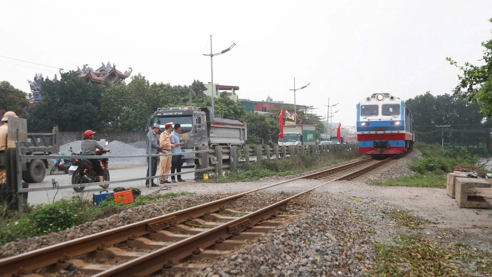 Tăng chốt xử phạt, cảnh báo từ xa, xoá lối đi tự mở để ngăn tai nạn đường sắt