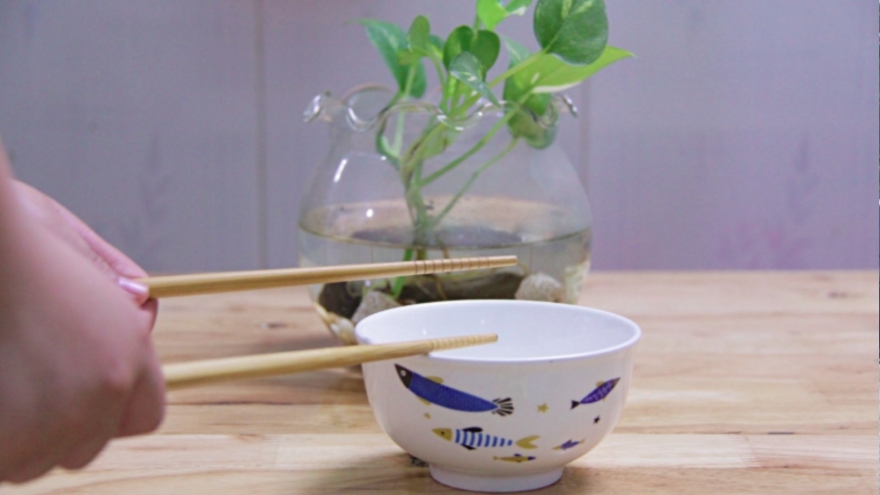 Vì sao người xưa đại kỵ việc gõ bát đũa trong khi ăn cơm?