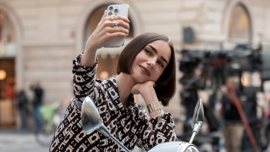 Emily in Paris 6: Liệu Hy Lạp và chuyện tình cũ có đủ khiến fan ngóng đợi?