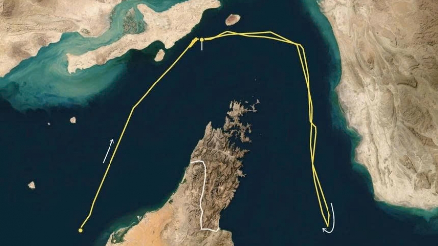 Hàng chục tàu rời Vịnh Ba Tư sau khi eo Hormuz mở lại, Iran giữ urani làm giàu cao