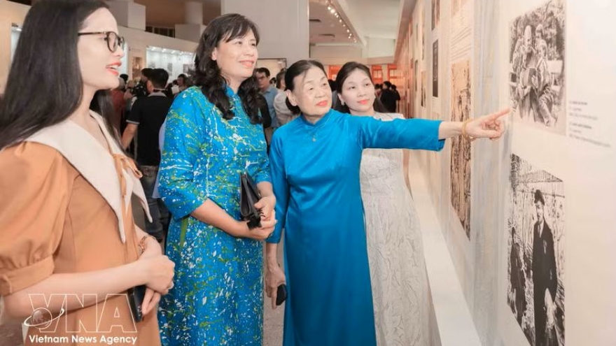 Exhibition on Lenin portraits opens in Hanoi