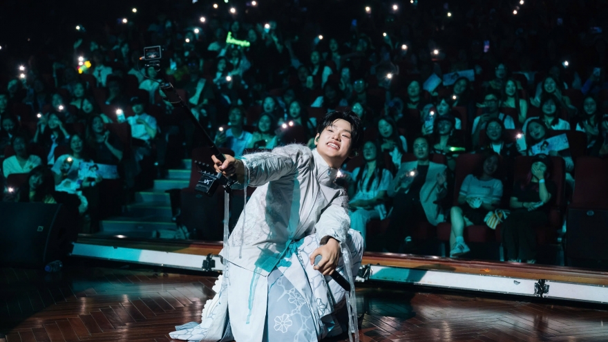 Buitruonglinh ở lại đến nửa đêm chụp ảnh cùng fan sau concert Hà Nội