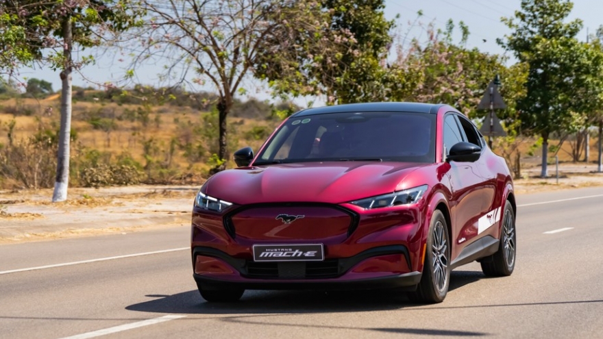 Ford Việt Nam giảm giá "sốc" 900 triệu đồng cho Mustang Mach-E