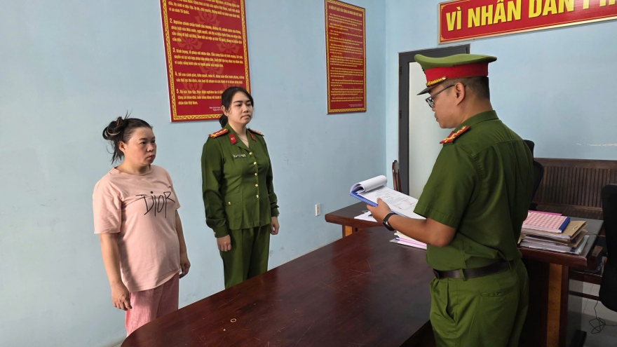 Clip: Bắt người phụ nữ vượt rào chắn, hành hung 2 nhân viên đường sắt