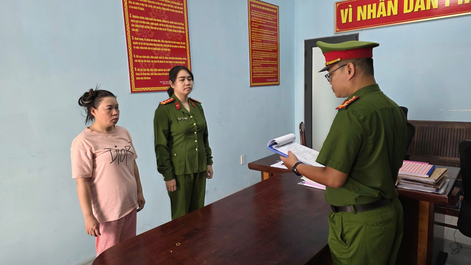 Clip: Bắt người phụ nữ vượt rào chắn, hành hung 2 nhân viên đường sắt