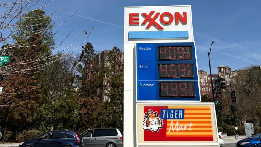 Giá xăng tại Mỹ vượt 4 USD/gallon cao nhất kể từ năm 2022