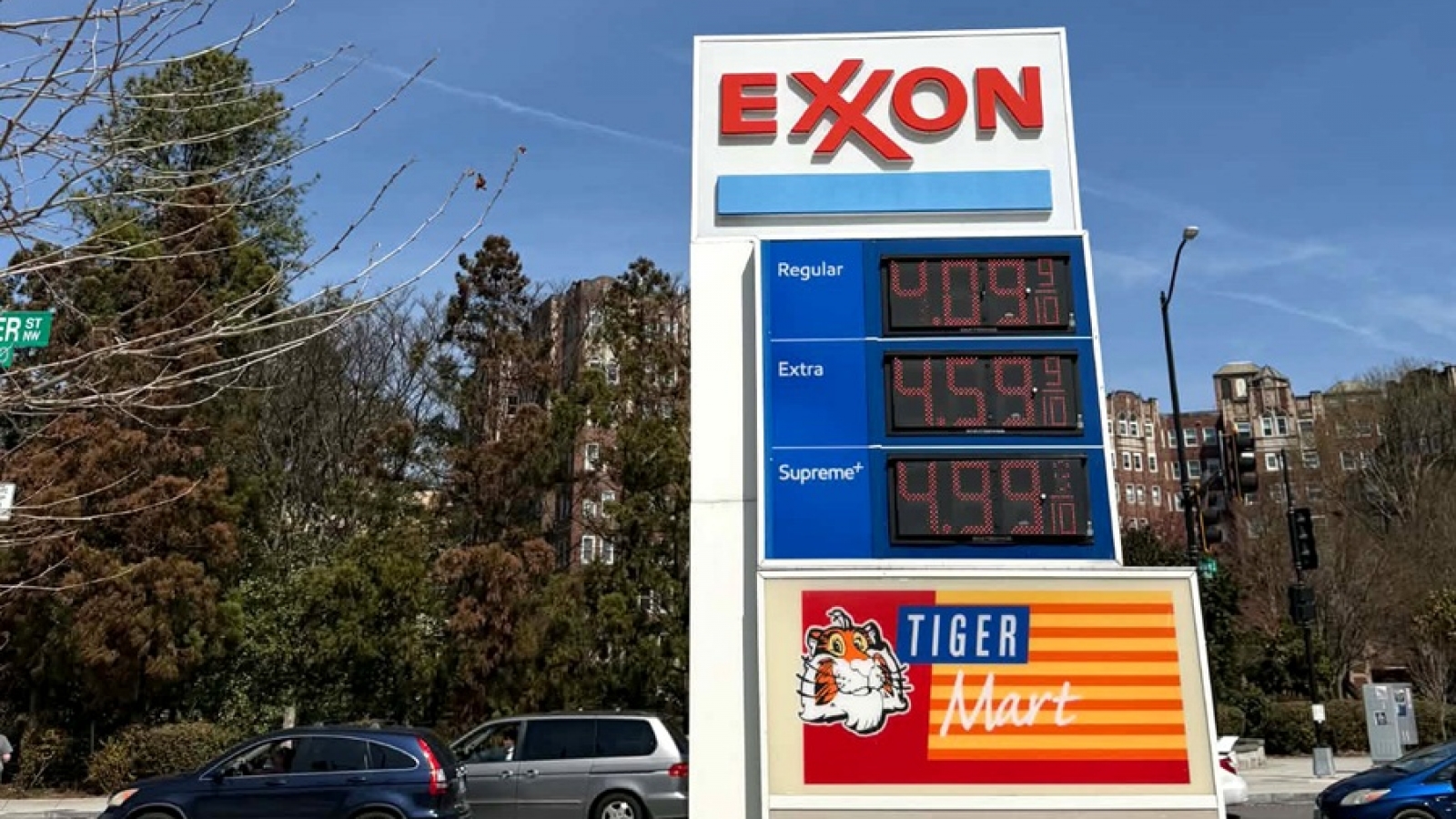 Giá xăng tại Mỹ vượt 4 USD/gallon cao nhất kể từ năm 2022