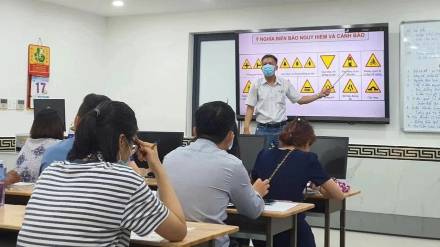 Từ 1/7, học viên có thể tự học lý thuyết lái xe một số hạng bằng