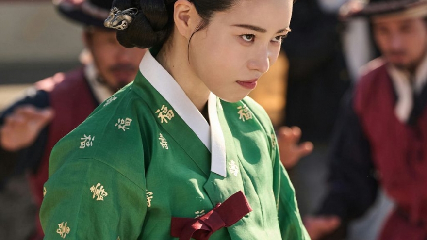 Lim Ji Yeon tái xuất gây sốt với hình tượng "ác nữ quốc dân”