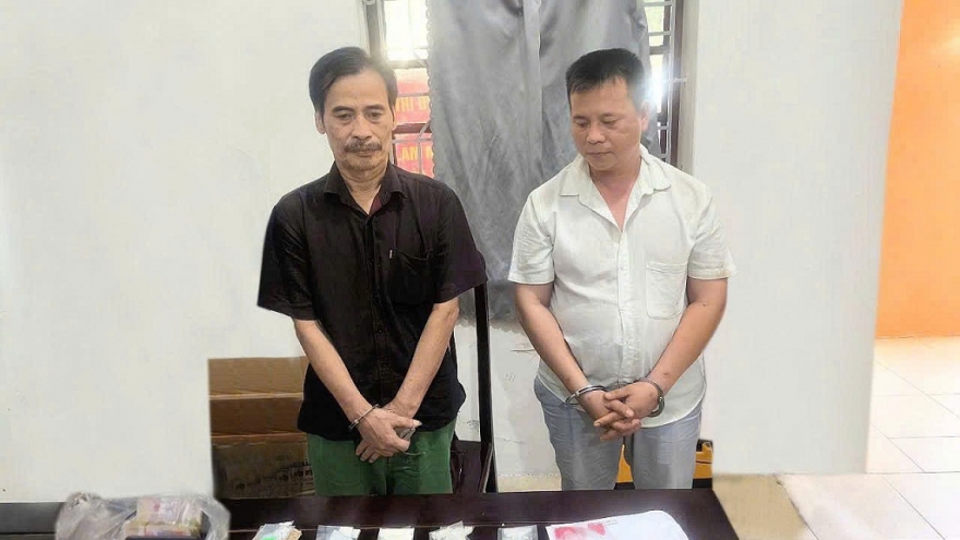 Khởi tố 2 đối tượng mua bán ma túy, thu giữ nhiều loại chất cấm