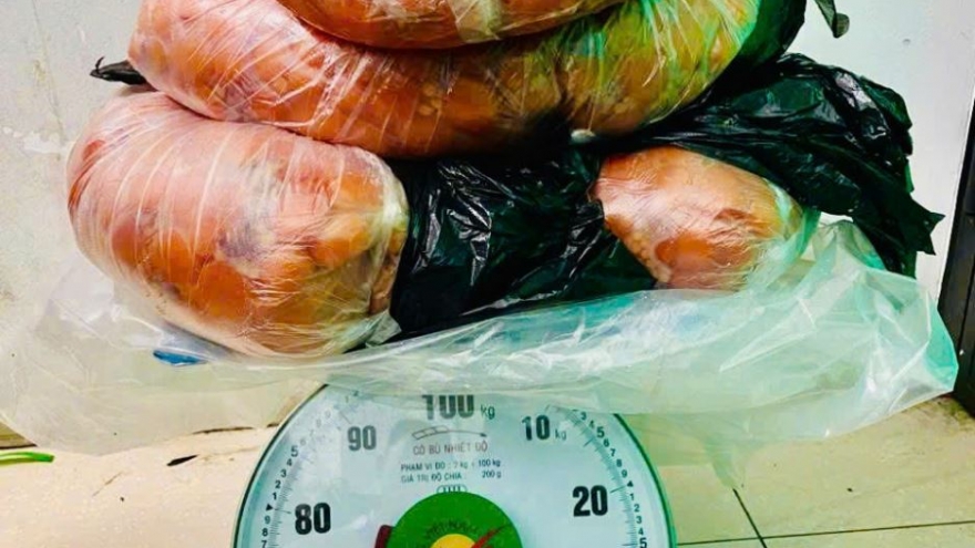 Hàng tấn thịt "bẩn", mốc xanh định tuồn vào thị trường nội địa