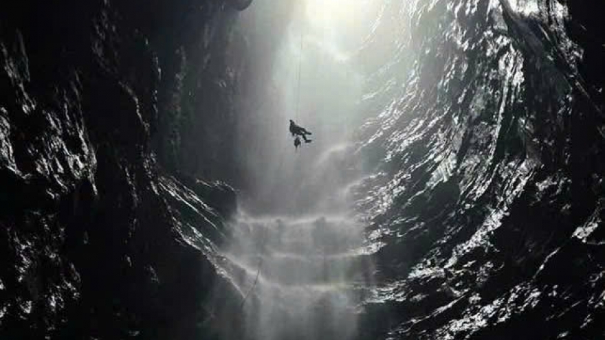 Phát hiện hang động có thác nước cao 350m tại Phong Nha- Kẻ Bàng
