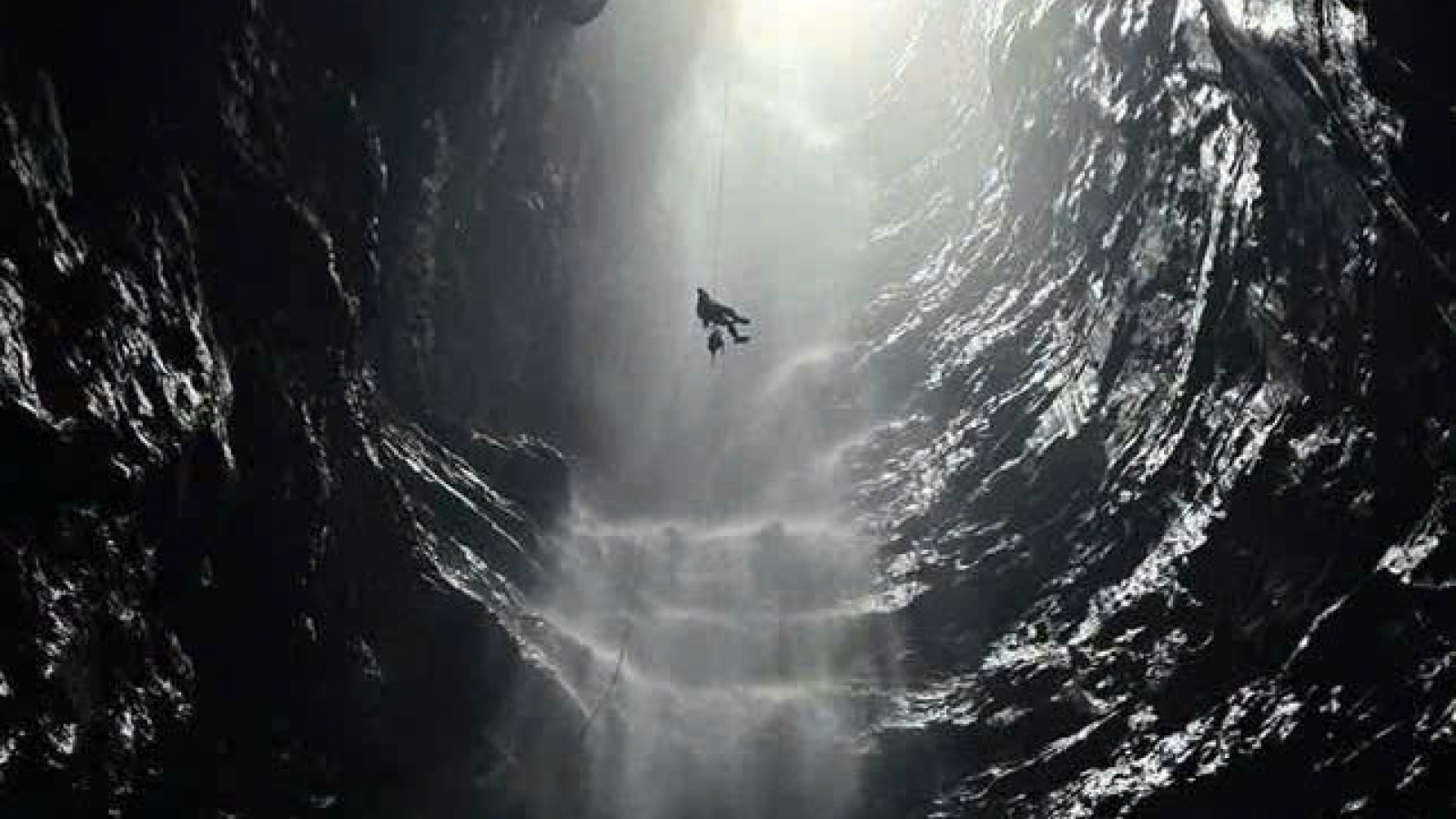 Phát hiện hang động có thác nước cao 350m tại Phong Nha- Kẻ Bàng
