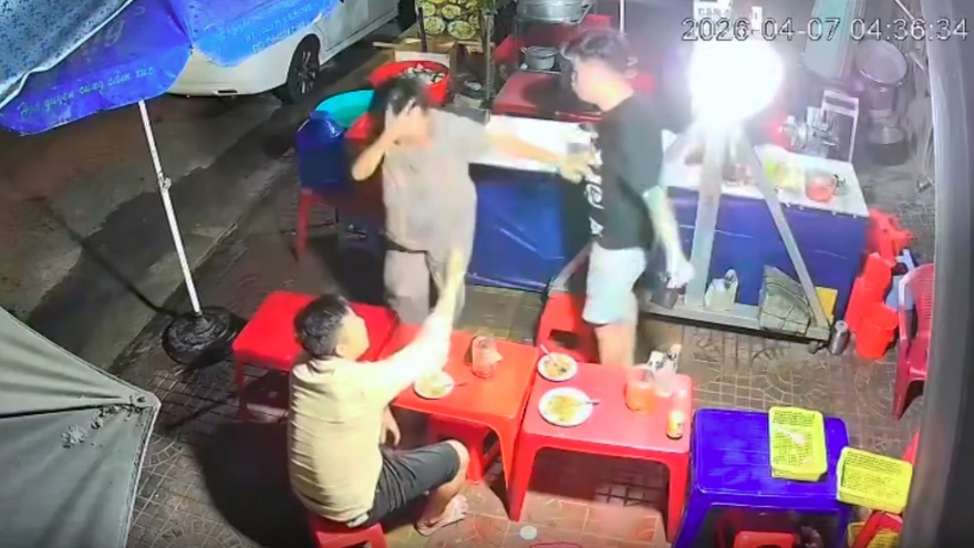 Tạm giữ hình sự kẻ hành hung người phụ nữ lớn tuổi tại quán ăn vỉa hè ở Quy Nhơn
