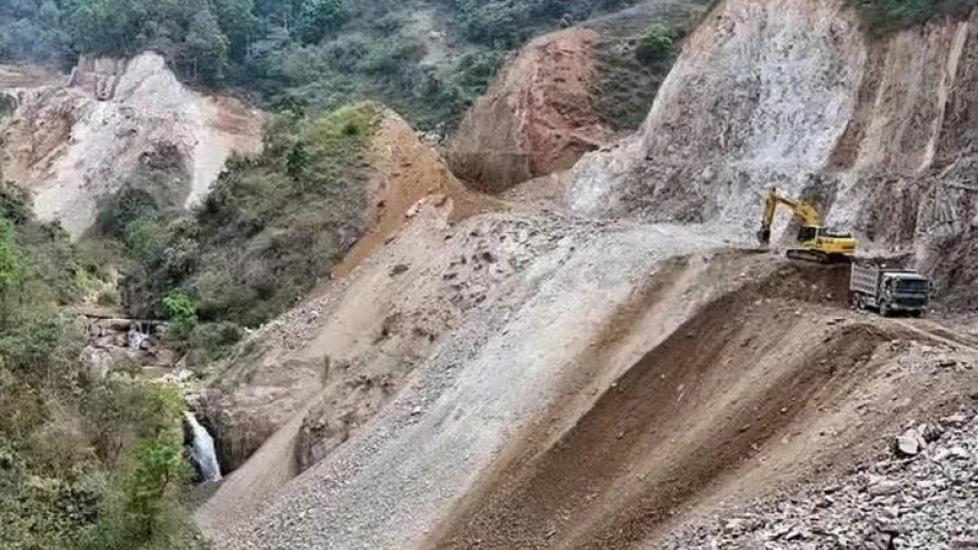 2 công nhân bị vùi lấp khi đang thi công đường nối quốc lộ với cao tốc tại Lào Cai