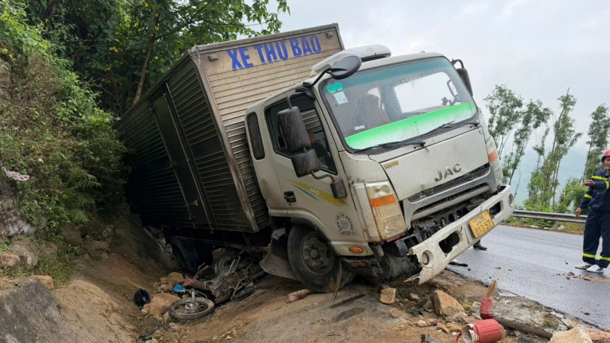 Xe tải đổ đèo mất lái tông xe máy, 2 người thương vong trên Quốc lộ 1A