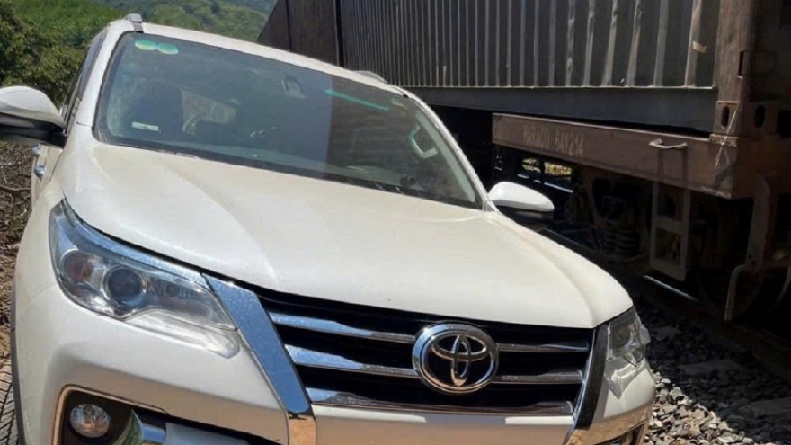 Ô tô băng qua đường sắt bị tàu hàng tông, 3 người bị thương