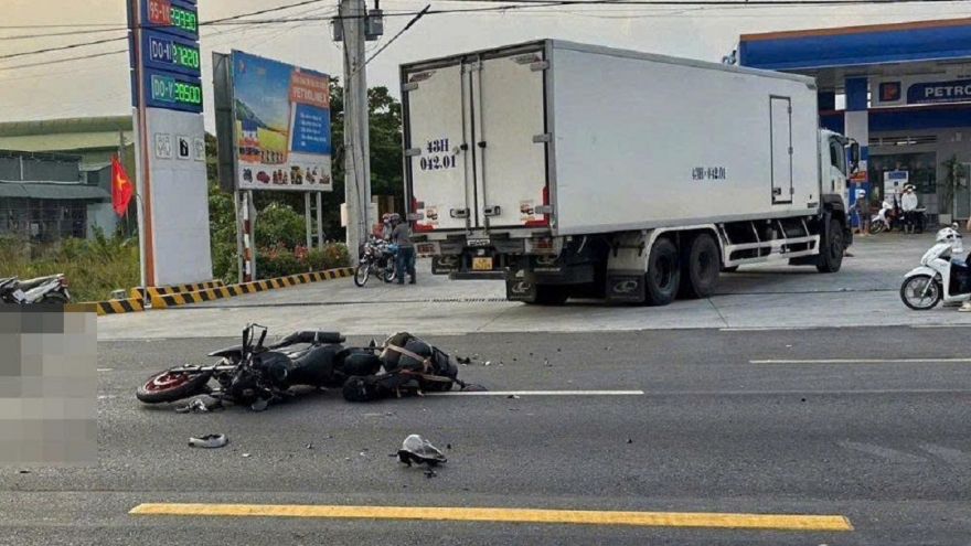 Xe máy va chạm xe tải đông lạnh, 1 người tử vong