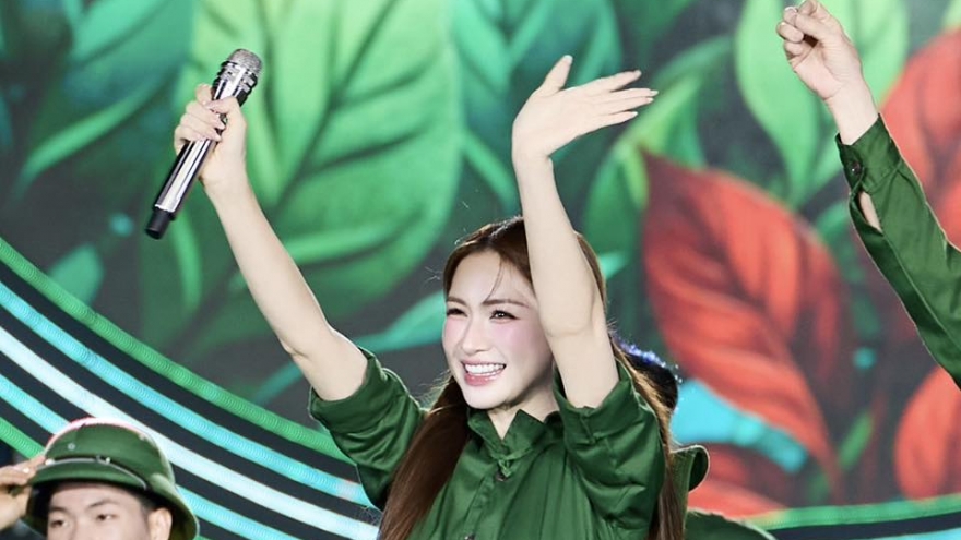 Sao Việt 29/4: Hòa Minzy, Steven Nguyễn chia sẻ khoảnh khắc tự hào