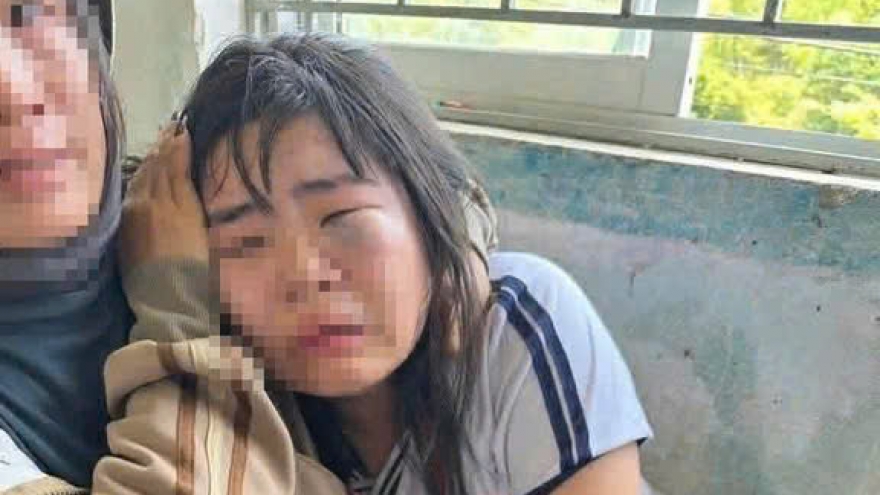 Công an vào cuộc xác minh vụ nữ sinh bị hành hung trước cổng trường