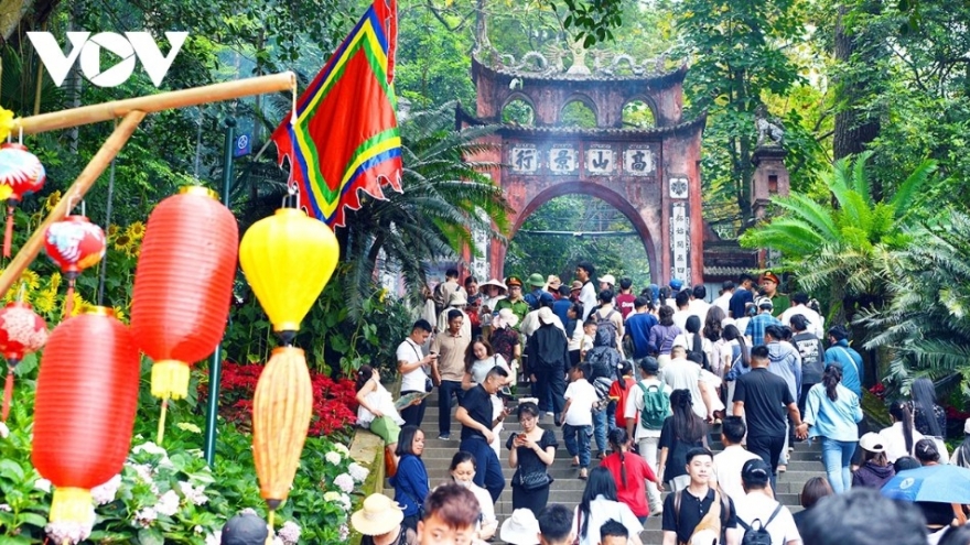 Tens of thousands offer incense at Hung Kings’ Commemoration Day