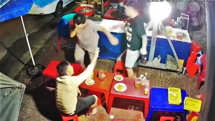 Xuất hiện clip thanh niên hành hung người phụ nữ lớn tuổi ở Gia Lai