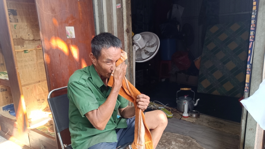 Nắng đỉnh điểm tại TP.HCM: Trắng đêm chạy xe, trưa ra lề đường trốn nóng