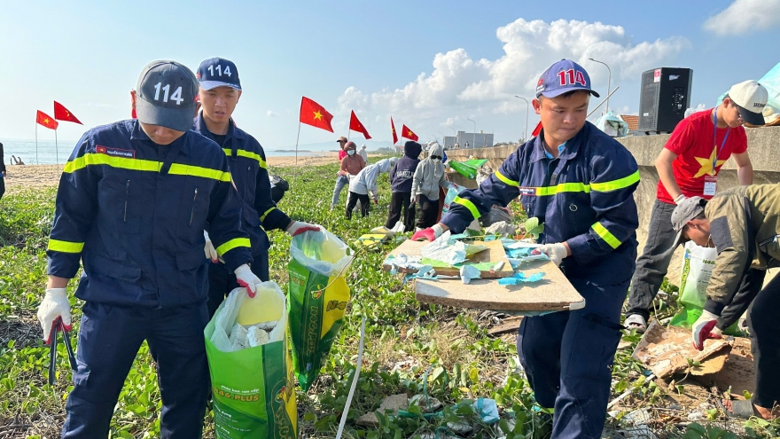 Đắk Lắk làm sạch bãi biển hưởng ứng "Earth Day Việt Nam 2026"