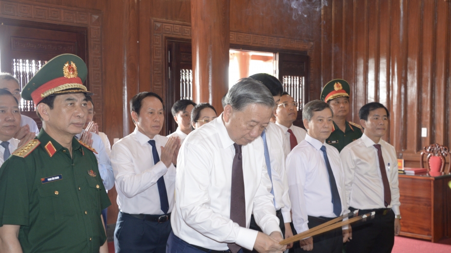 Tổng Bí thư, Chủ tịch nước dâng hương tưởng nhớ Đại tướng Võ Nguyên Giáp và các Anh hùng liệt sĩ
