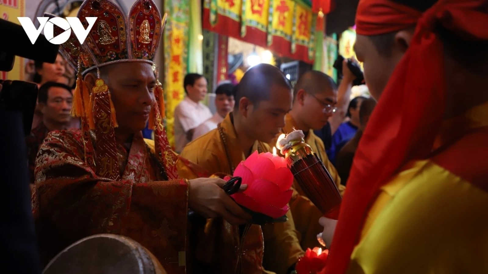 Hàng nghìn người tham gia nghi lễ rước đuốc Đăng Long tại lễ hội Phủ Dầy