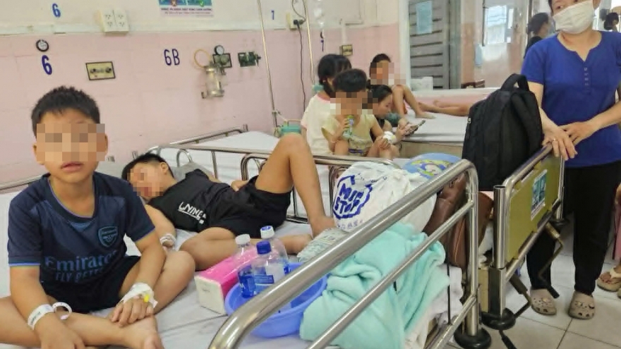 Tạm dừng ăn bán trú tại trường học ở TP.HCM nghi do ngộ độc