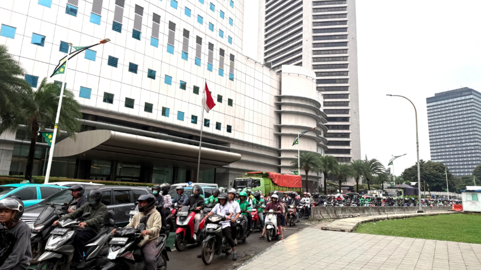 Indonesia: Thách thức với tham vọng chuyển đổi 120 triệu xe máy xăng sang xe điện