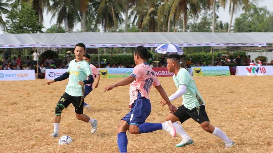 Những cầu thủ nông dân trên sân ruộng ngày Tết Chôl Chnăm Thmây