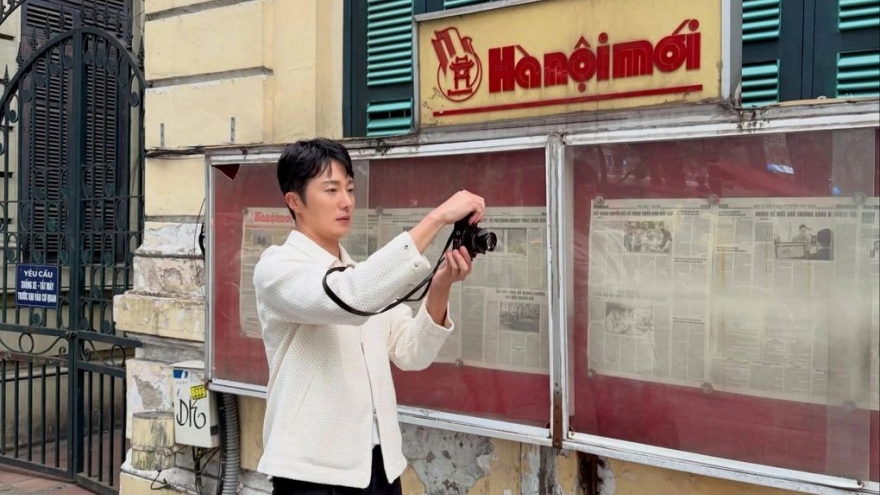 Korean actor Jung Il-woo draws attention during Vietnam visit