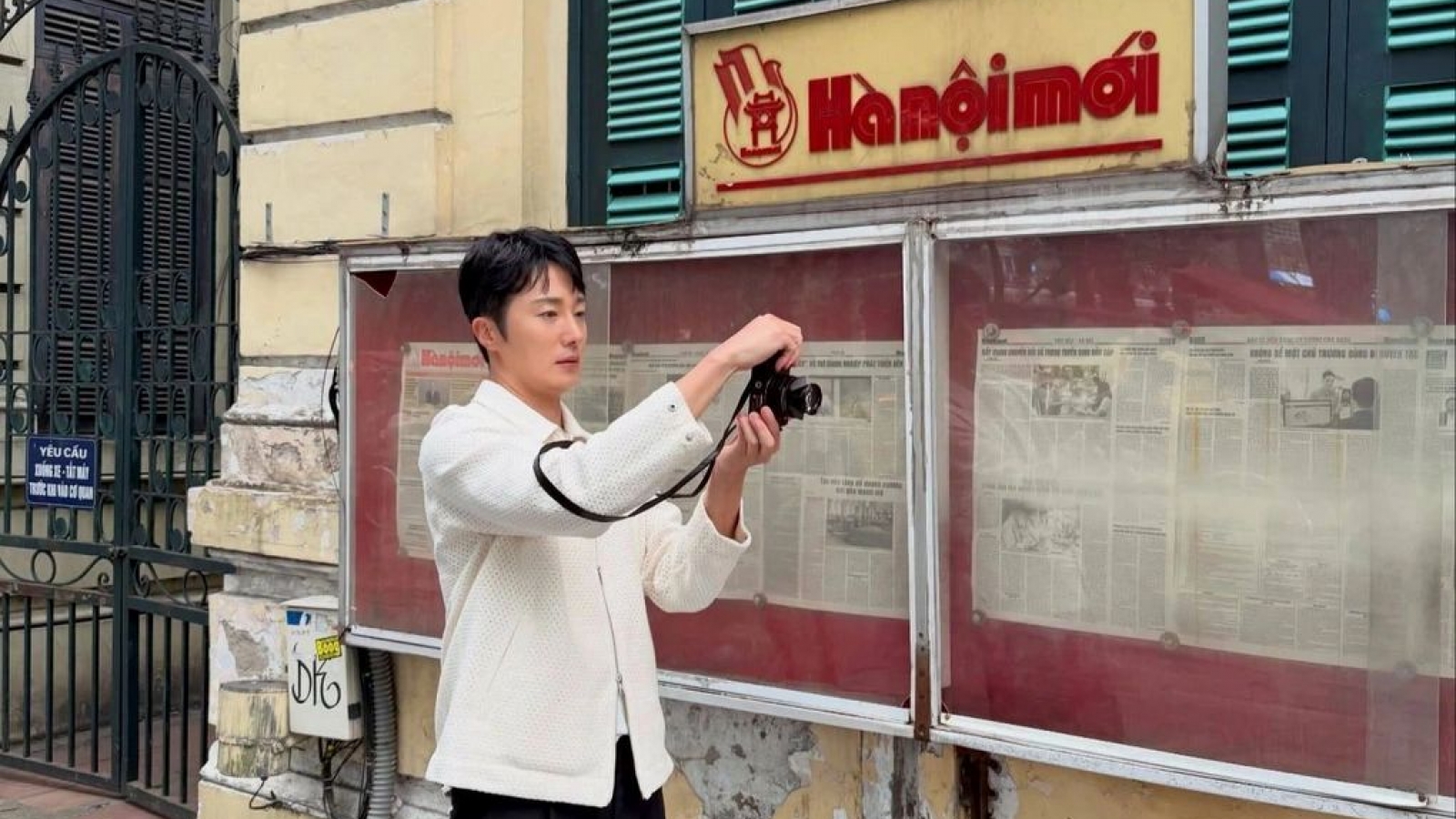 Korean actor Jung Il-woo draws attention during Vietnam visit