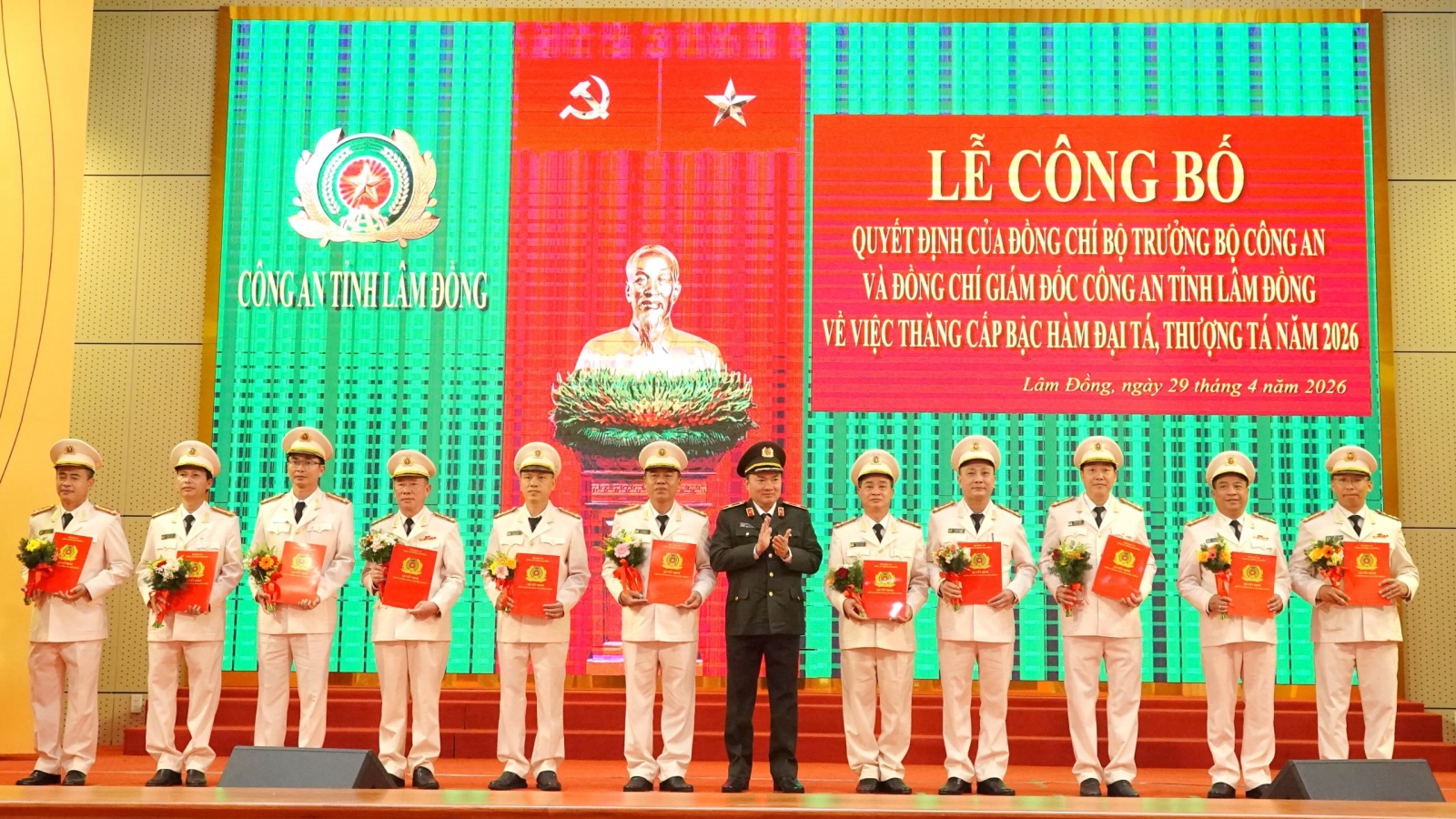 Thăng cấp bậc hàm gần 100 cán bộ, sĩ quan công an tại Lâm Đồng