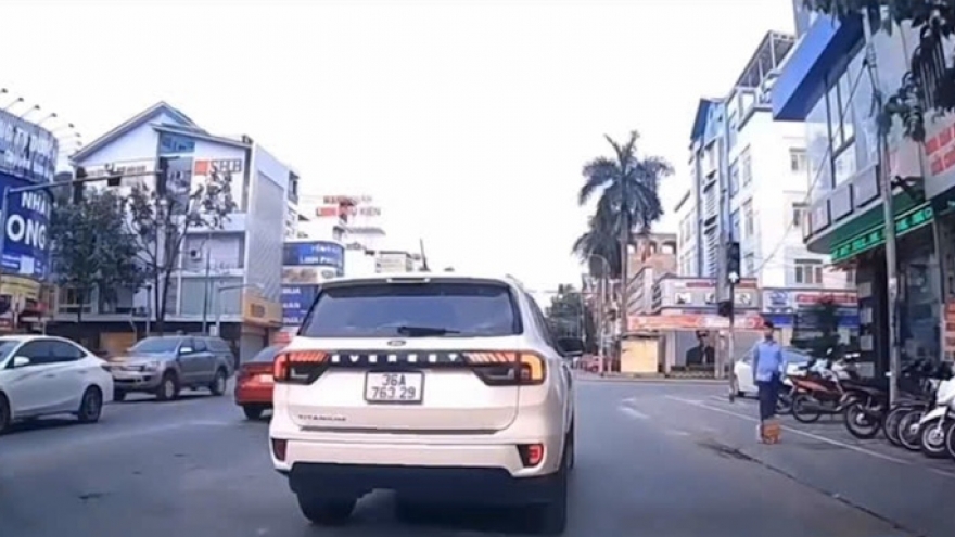 CSGT Thanh Hoá điều tra vụ ô tô 36A-763.29 lấn làn, chèn ép xe khác giữa phố