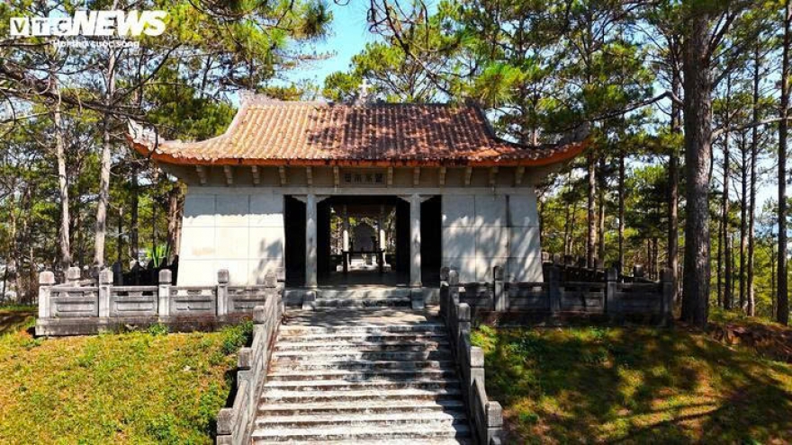 Về thăm nơi đặt lăng mộ của thân phụ Nam Phương hoàng hậu