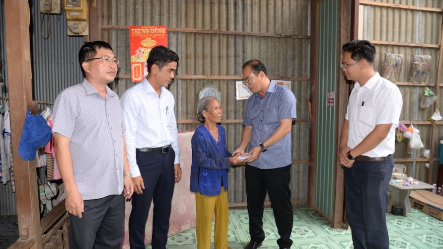 Đồng Tháp khẩn trương khắc phục thiệt hại do giông, lốc làm tốc mái 49 căn nhà dân