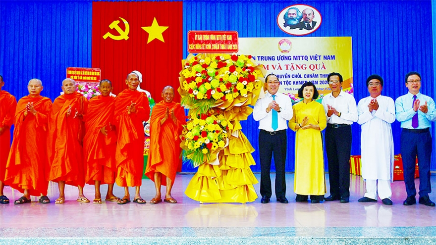 Phó Chủ tịch Ủy ban Trung ương MTTQ chúc Tết Chôl Chnăm Thmây ở Vĩnh Long