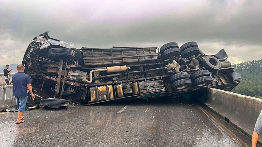 Xe tải bất ngờ bị lật vắt ngang cao tốc Diễn Châu – Bãi Vọt đoạn qua Nghệ An