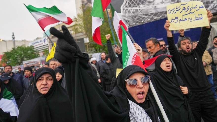 Hàng nghìn người dân Iran tuần hành ăn mừng lệnh ngừng bắn