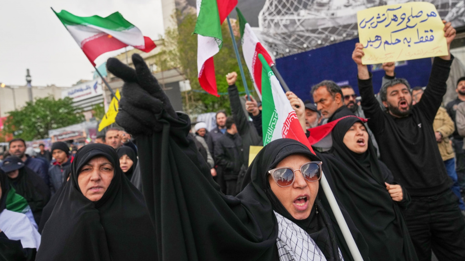 Hàng nghìn người dân Iran tuần hành ăn mừng lệnh ngừng bắn