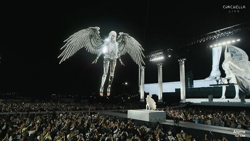 Lisa gây ấn tượng mạnh tại Coachella với tạo hình "giống trí tuệ nhân tạo"